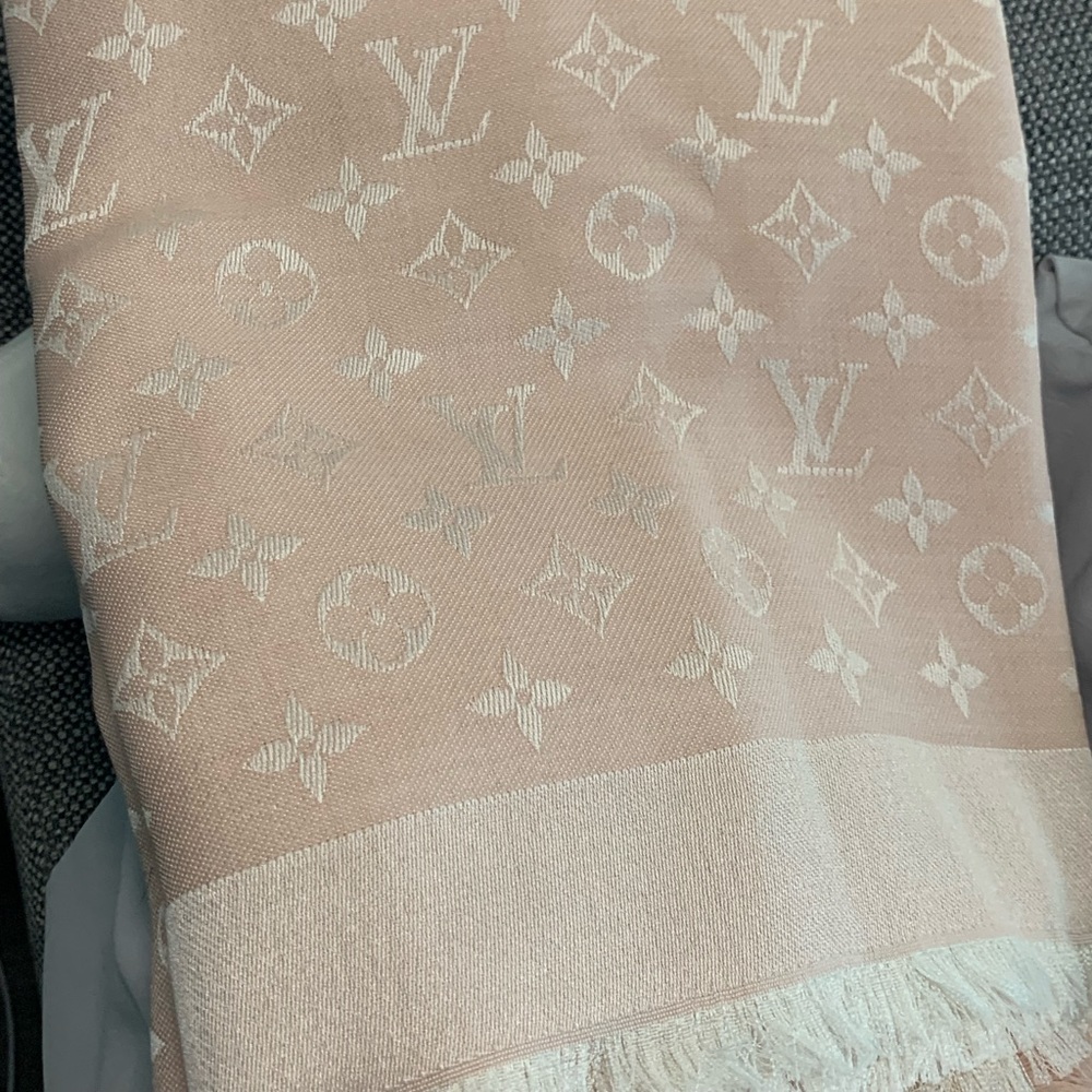 Louis Vuitton- Scarf Pink Monogram - Picture 3 of 8